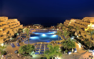 Pool palm trees night hotel - a large pool free wallpaper