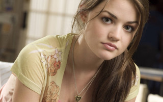 Woman heart necklace serious promo - dave kendall free wallpaper
