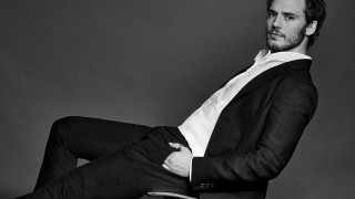 Man suit chair crossed posing - his leg free wallpaper