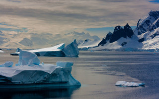 Iceberg lake mountains snowy peaks - the middle of a lake free wallpaper