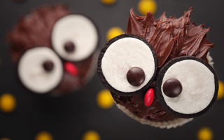 Cupcake chocolate frosting eyes bokeh - food photography free wallpaper