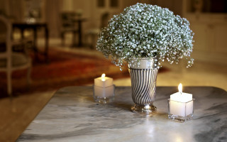 Vase flowers candles table room - a table in a room free wallpaper