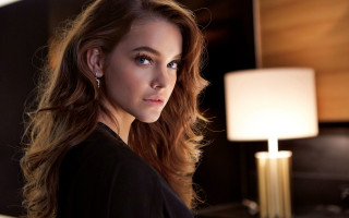 Woman long hair mirror lamp - seductive look free wallpaper