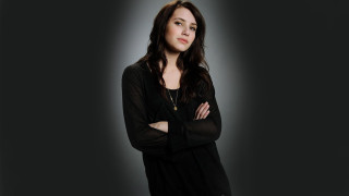 Serious woman crossed arms tachisme - eve ryder free wallpaper