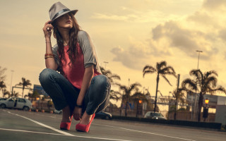 Woman kneeling park lot hat - a parking lot free wallpaper for desktop