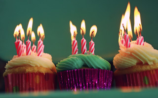 Cupcake candles green background blurry - candle free wallpaper