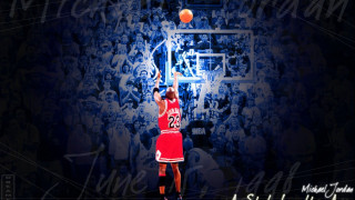 Basketball player jumping dunking game - a crowd of people watching free wallpaper
