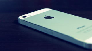 Iphone closeup table blurry background - the phone free wallpaper