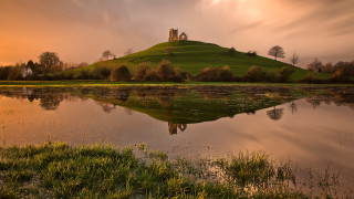 Castle hill lake cloud reflection - a reflection free wallpaper
