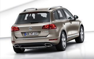 Silver volkswagen suv white room 2 - a white room free wallpaper