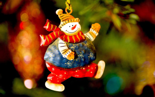 Christmas ornament snowman hanging naive - a christmas ornament free wallpaper