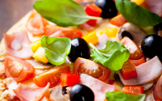 Pizza toppings blurry background food - a pizza free wallpaper