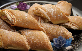 Pastries flowers blue roses pastel - the side of the plate free wallpaper
