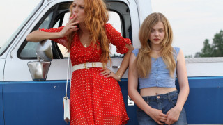 Two women van cigarette purse - a van free wallpaper