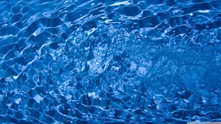 Blue water surface bubbles droplets - free rain wallpaper