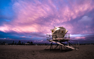 Lifeguard tower beach purple sky - a purple sky in the background free wallpaper