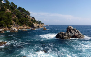 Rocky cliff waterhouse beach planet - a rocky cliff free wallpaper