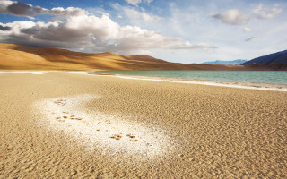 Amz beach mountains clouds sand - a body of water and mountains free wallpaper