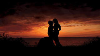 Couple people ocean sunset red - romantic free wallpaper