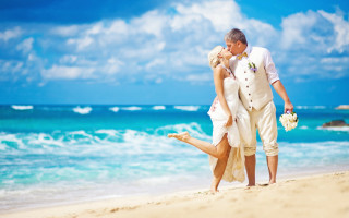 Beach couple kissing ocean blue - adobe lightroom free wallpaper