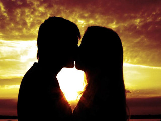Couple kissing sunset sun clouds - a couple kissing in front free wallpaper