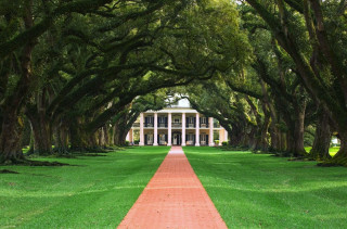 Long brick path white house - regionalism free wallpaper
