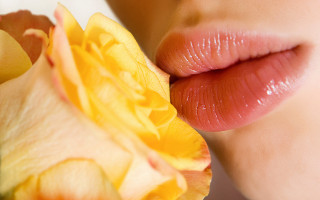 Woman flower kiss roses blurry - her lip free wallpaper