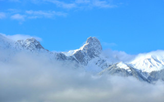 Snowy mountain range blue sky 12 - a mountain range free wallpaper