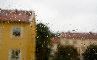 Rainy window yellow building red - red free wallpaper
