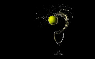 Glass water green apple splash - 8k artistic photography free wallpaper