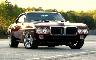 Maroon muscle car parking lot - a parking lot in front free wallpaper