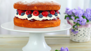 Berry cream cake flower vase - a cake free wallpaper