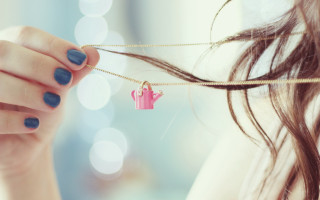 Woman pink object chain fullmoon - tiny free wallpaper