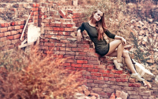 Woman brick wall autumn fashion - her hip free wallpaper