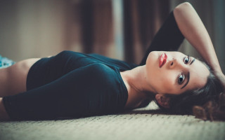 Woman crossed legs laying portrait - her knee free wallpaper for desktop