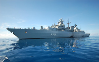 Large ship ocean people battlefield - top of a body free wallpaper