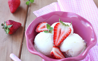 Ice cream strawberries table spoon - a bowl of ice cream free wallpaper