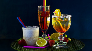 Drinks strawberries lemons kitsch food - a couple of glasses free wallpaper