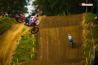 Dirt bike trick air dirt 2 - a crowd watching free wallpaper