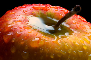 Red apple water drops photorealistic - a red apple free wallpaper