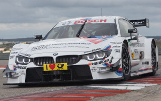 White bmw racecar red white - 4k uhd image free wallpaper