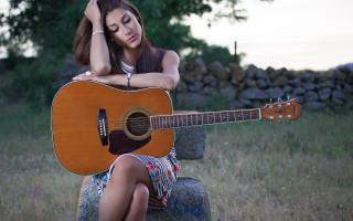 Woman sitting guitar rock background - a rock free wallpaper