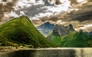 Mountain range lake forest cloudy - a cloudy sky free wallpaper
