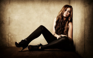 Gothic beautiful woman sitting highheels - else alfelt free wallpaper