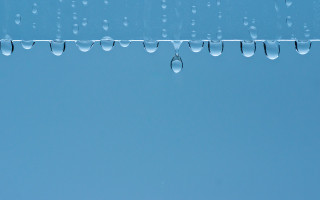 Scissors water droplets blue background - a pair of scissors free wallpaper