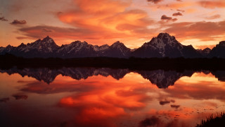 Mountain reflection lake sunset pink 2 - scene free wallpaper