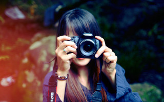 Woman camera blurry background jewelry - a camera in front free wallpaper