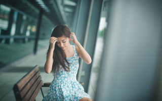 Woman sitting blurry blue dress - her free wallpaper