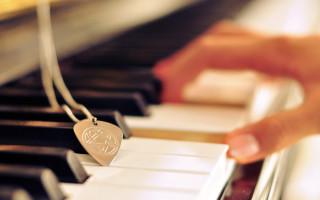 Piano player heart necklace bokeh - a necklace free wallpaper