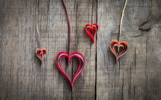 Red hearts hanging wooden strings - florianne becker free wallpaper